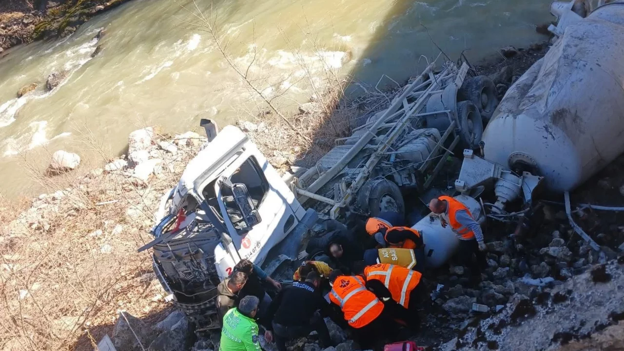 Beton mikseri dere yatağına u&ccedil;tu: 1 yaralı