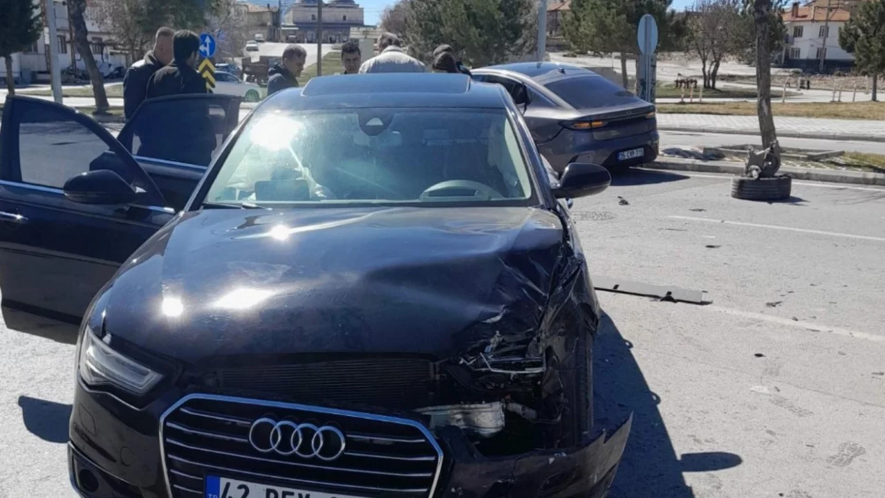 Beyşehir'de otomobiller çarpıştı: 2 yaralı