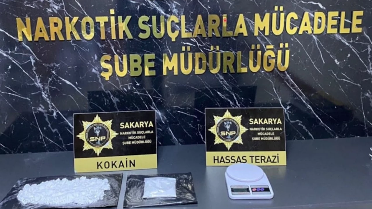 Sakarya'da yolcu otob&uuml;s&uuml;nde yarım kilo kokain ele ge&ccedil;irildi