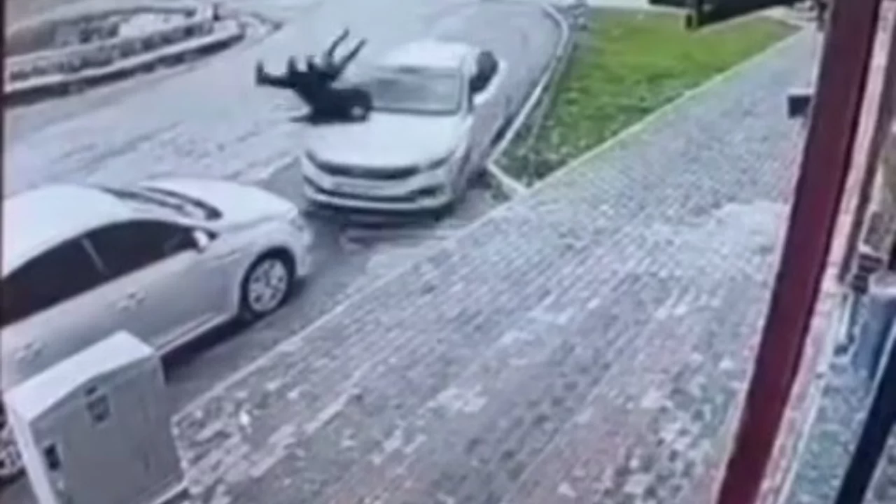 Şırnak'ta otomobil yayalara &ccedil;arptı: 2 yaralı