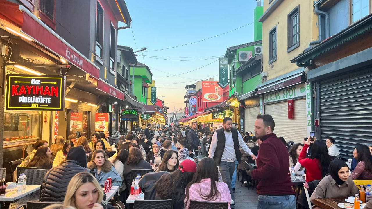 Bursa'da iftar bitti, eğlence başladı! Kayhan Çarşısı'nda Ramazan coşkusu...