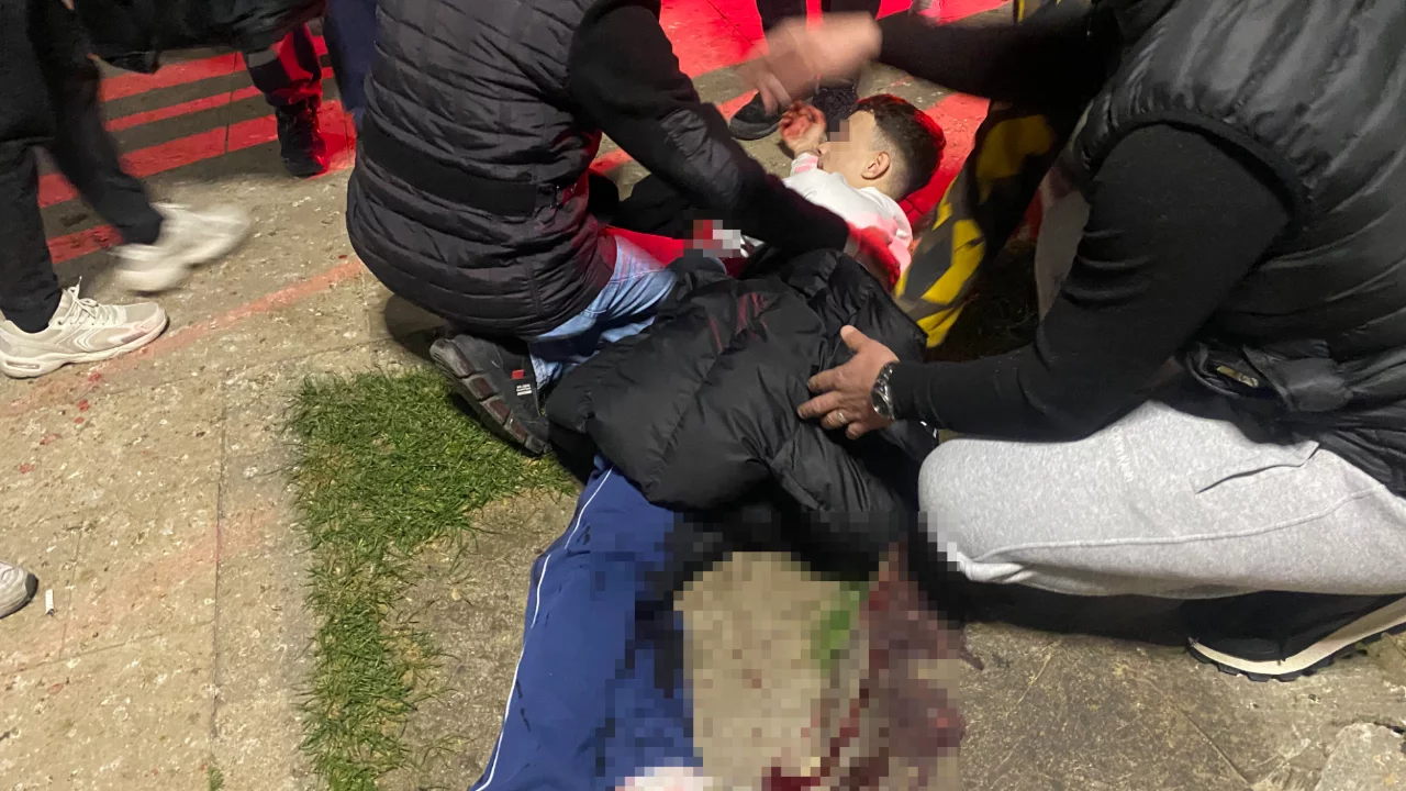 Bursa'da parkta bıçaklı kavga! Yaralının yakınları sinir krizi geçirdi