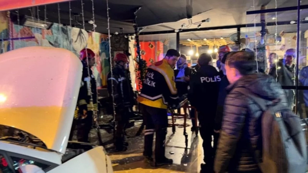 Kocaeli'de otomobil kafeye daldı: 2 yaralı