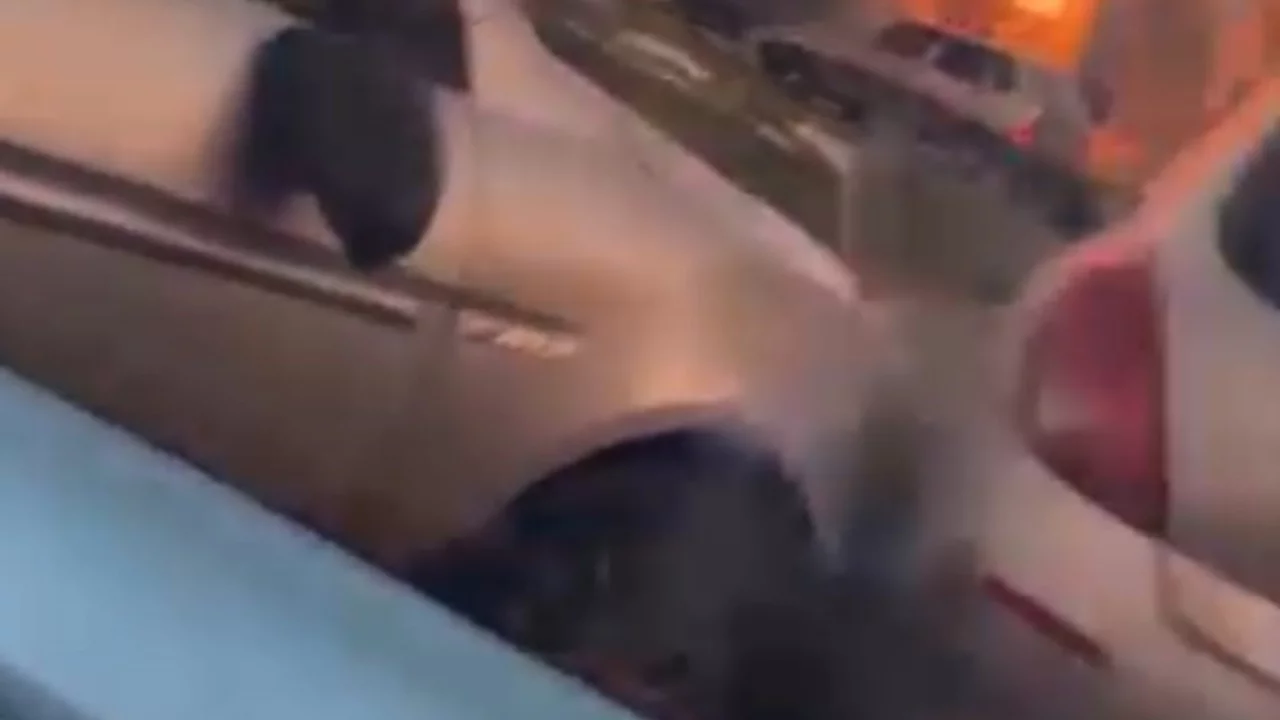 Kaza sonrası &ccedil;ocukların &ccedil;ığlıklarına rağmen kavga ettiler