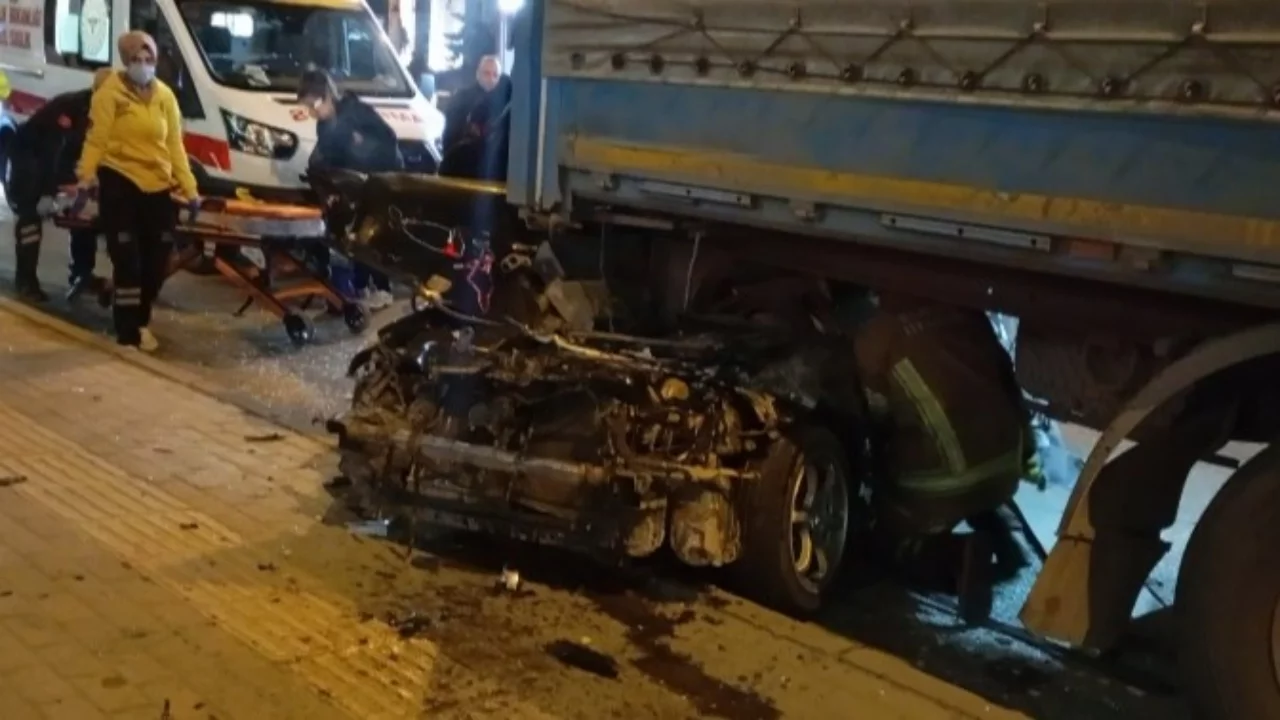 Bursa'da gece yarısı korkunç kaza! Otomobil tırın altına girdi...