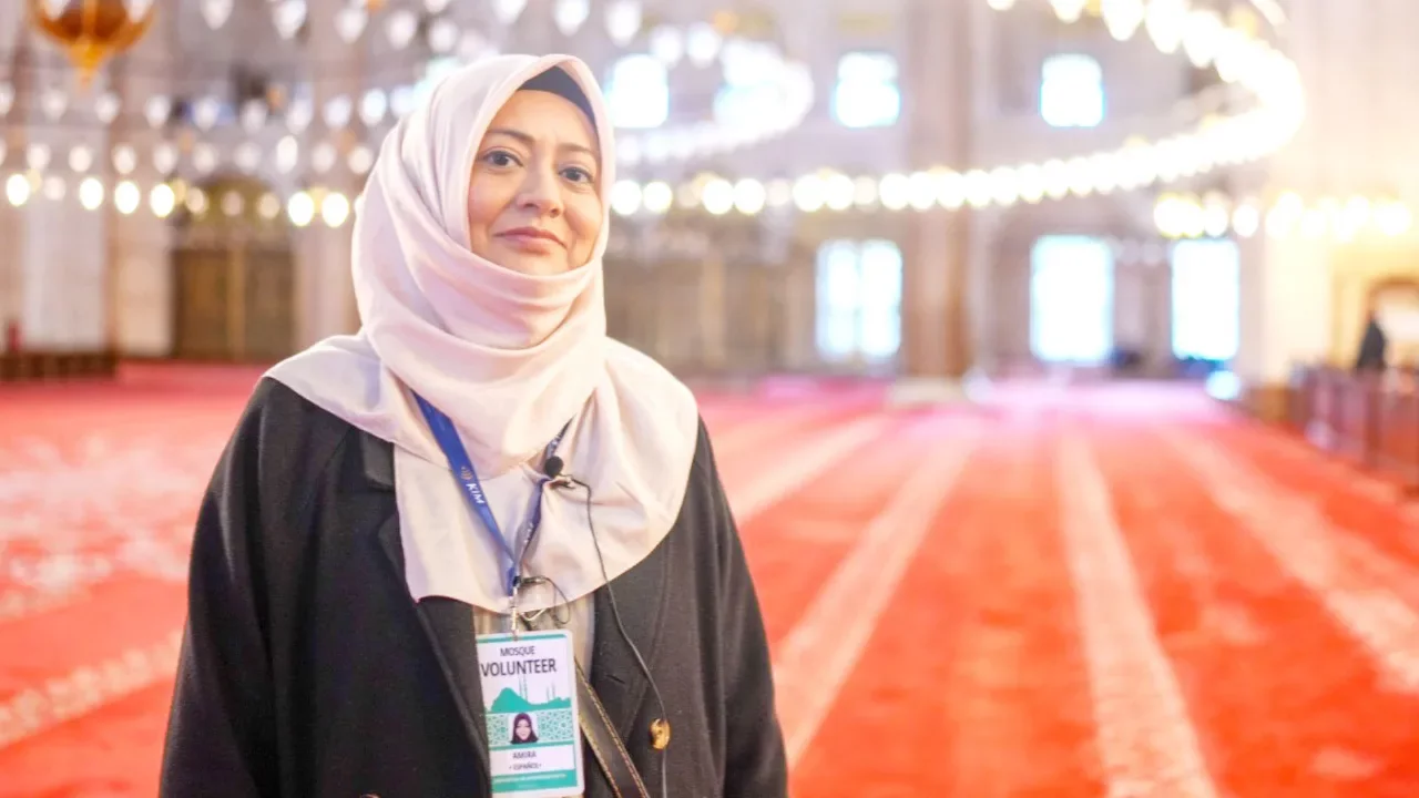 R&uuml;yasında cami g&ouml;rd&uuml;: İslam'ı se&ccedil;en Perulu Amira rehberlik yapıyor
