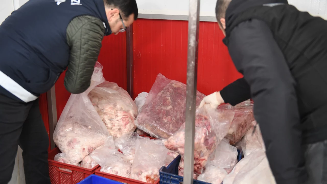 Bursa'da 700 kilo sucuk imha edildi!