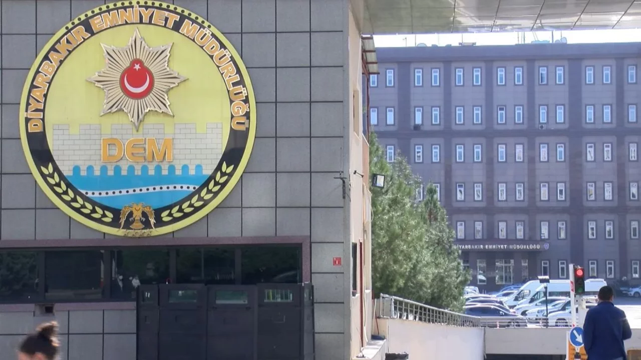 Ka&ccedil;arken motosikleti ile 2 polisin yaralanmasına neden olan s&uuml;r&uuml;c&uuml; tutuklandı