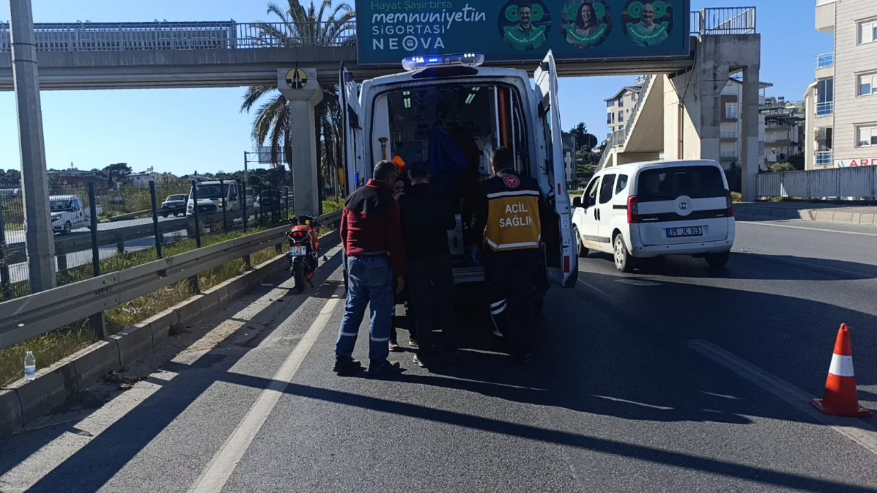 Manavgat'ta otomobil ile &ccedil;arpışan motosikletli yaralandı