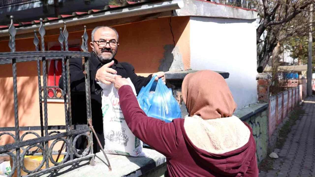 Bu bakkalda parayla değil dua ile alışveriş yapılıyor