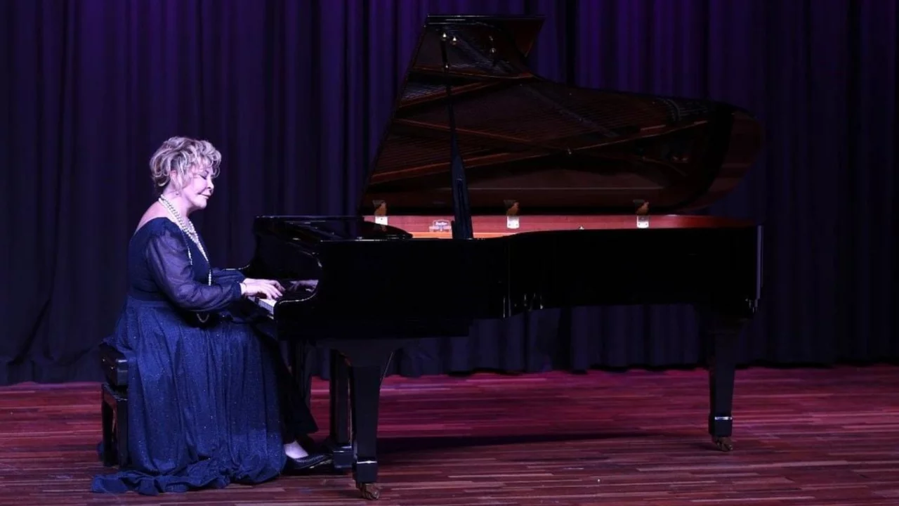 D&uuml;nyaca &uuml;nl&uuml; piyanist G&uuml;lsin Onay Denizli'de &ouml;ğrencilerle buluştu