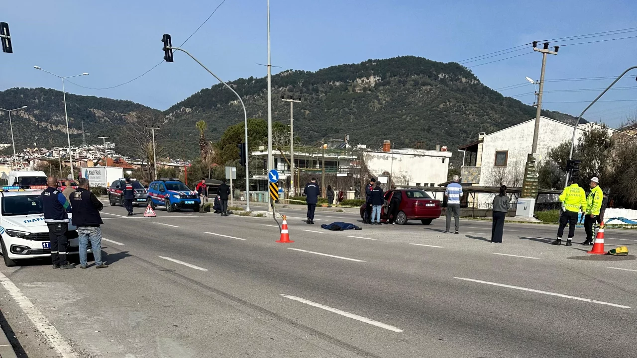 &Ccedil;anakkale'de otomobilin &ccedil;arptığı yaya hayatını kaybetti
