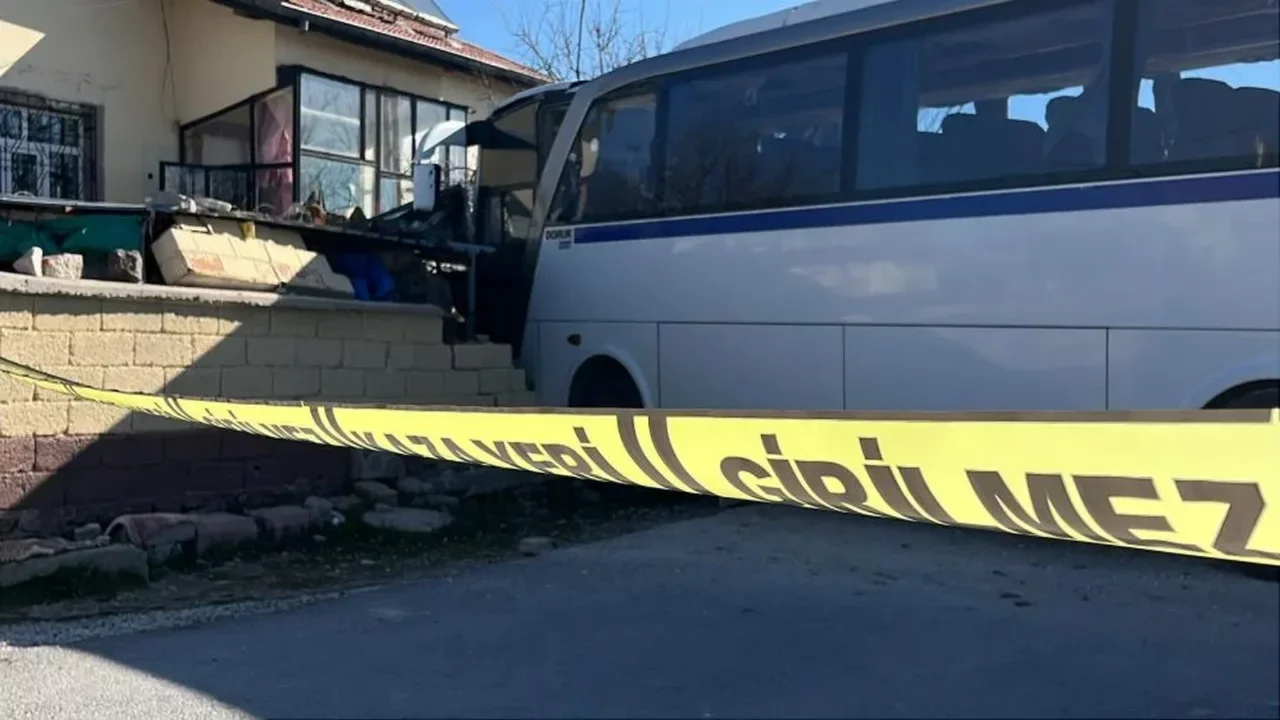 Konya'da servis midib&uuml;s&uuml; kaza yaptı! Duramayınca bir evin bah&ccedil;esine girdi