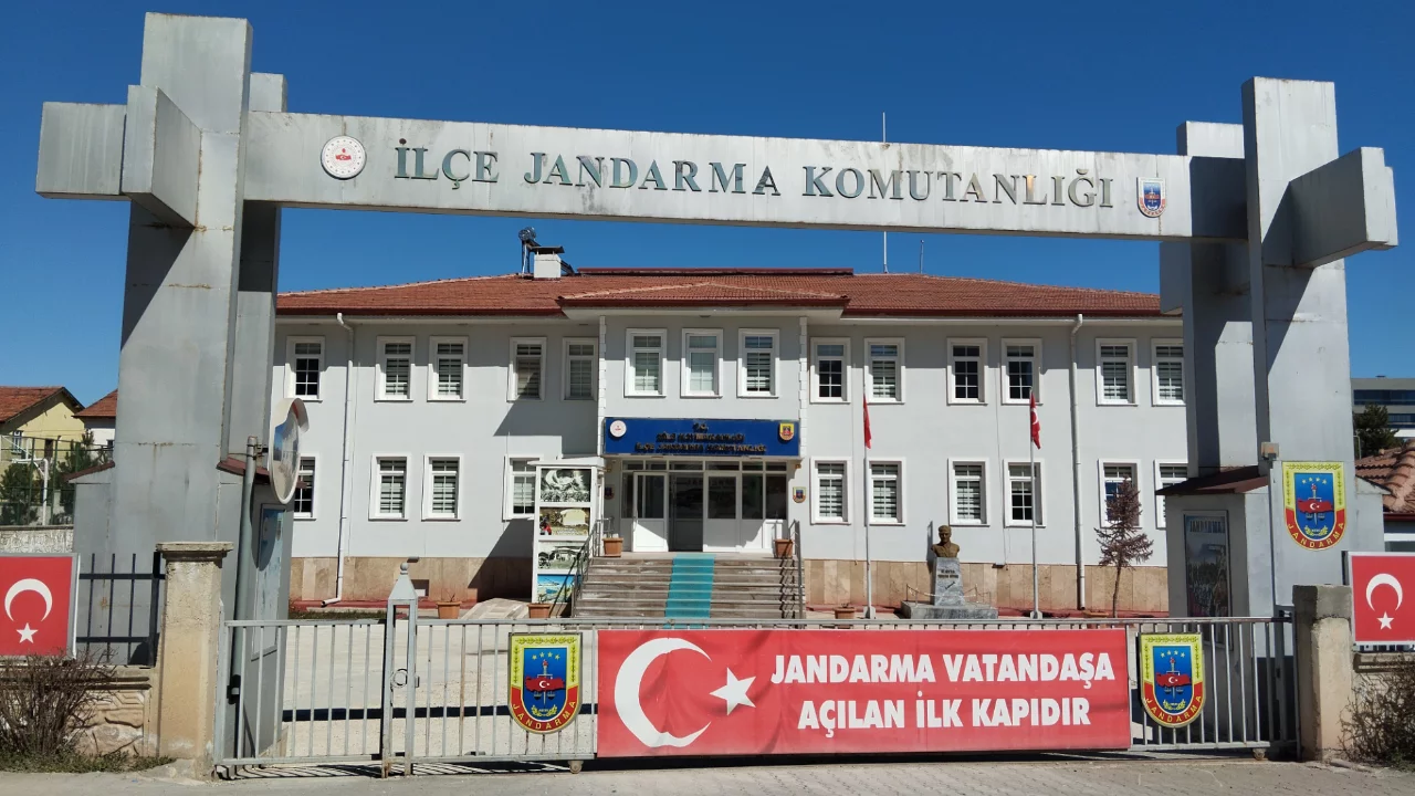Zile il&ccedil;esinde jandarmadan uyuşturucu baskını