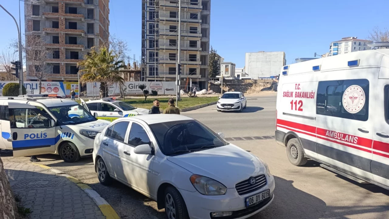 Kavşakta otomobiller &ccedil;arpıştı: 2 yaralı