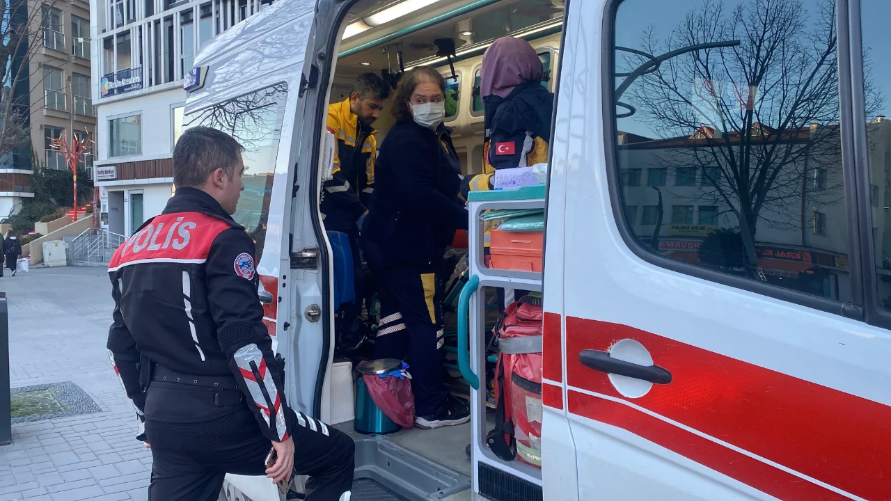 Cadde ortasında boynuna ve y&uuml;z&uuml;ne kesikler attı