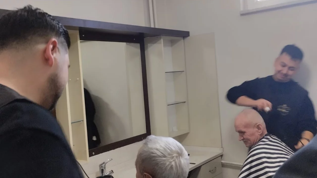 Huzurevi sakinlerine bayram traşı