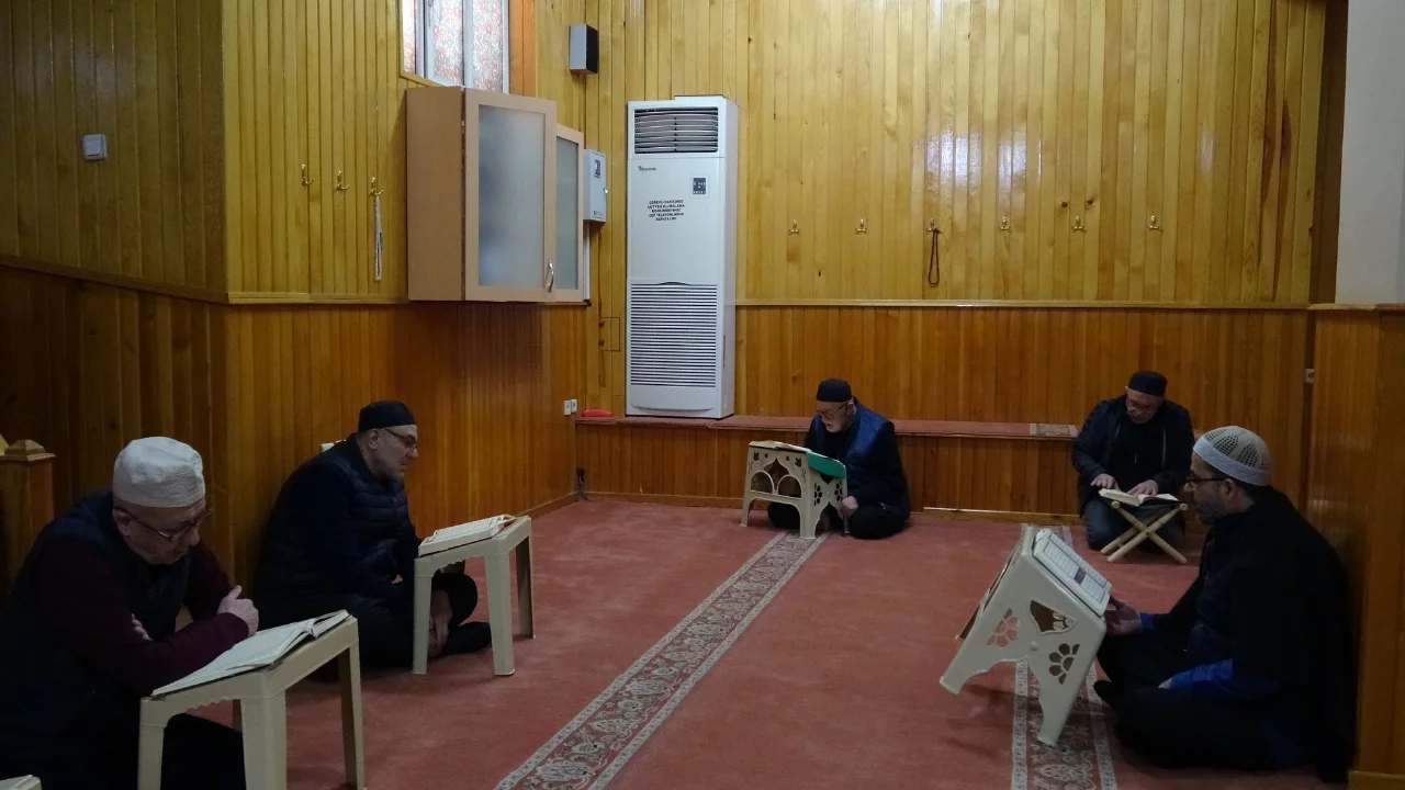 İtikafa girenler Ramazan'ın son g&uuml;nlerini ibadetle ge&ccedil;iriyor