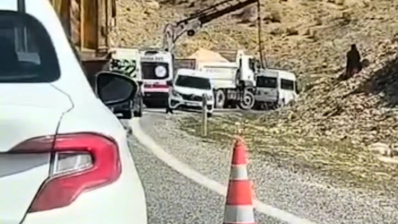 Mardin'de zırhlı ara&ccedil; devrildi: 3 polis yaralandı