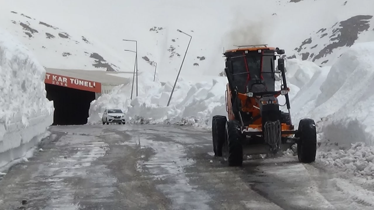 Türkiye'de kar rekoru Van'da kırıldı: Karabet Geçidi'nd...