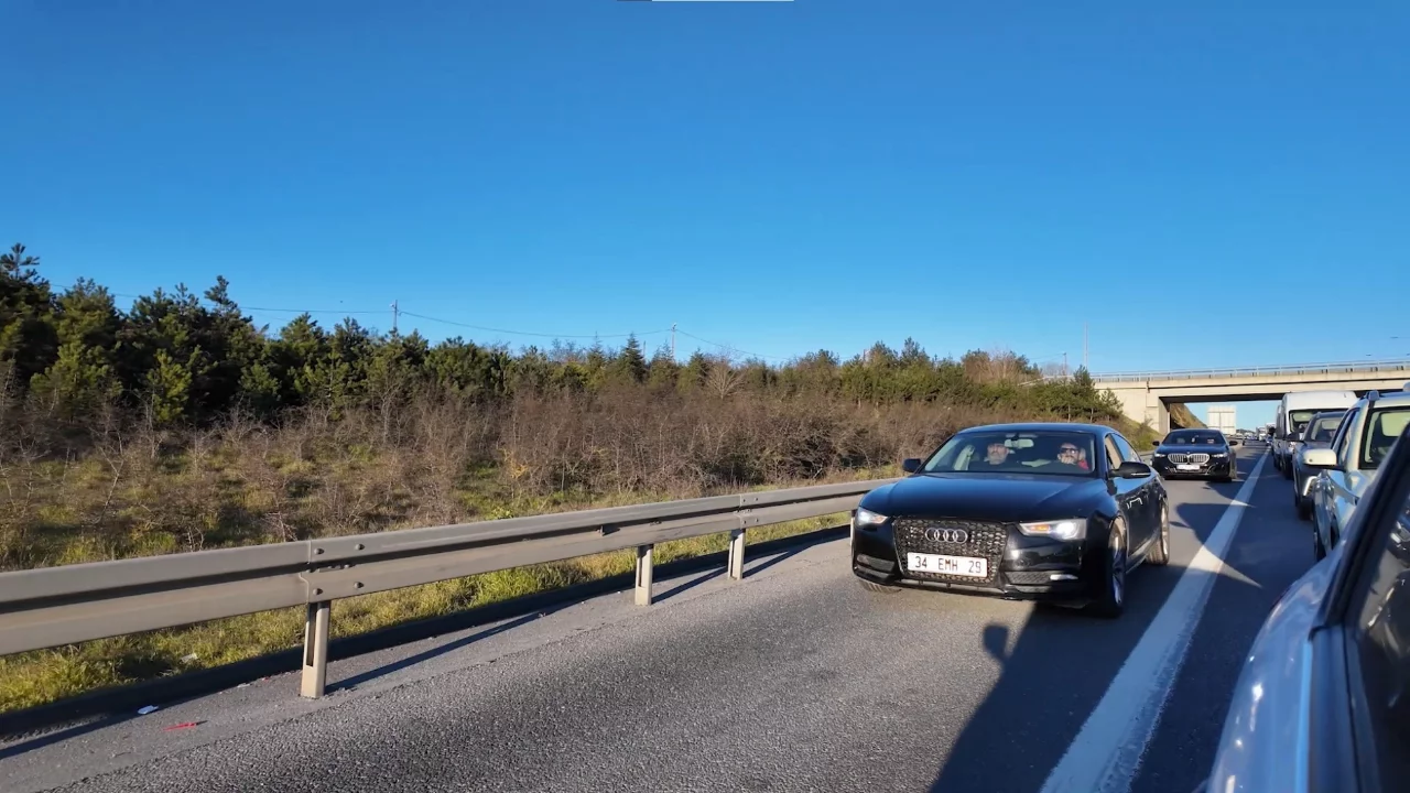 Beykoz'da pes dedirten g&ouml;r&uuml;nt&uuml;: 30 dakikada 60 ara&ccedil; kuralları hi&ccedil;e saydı