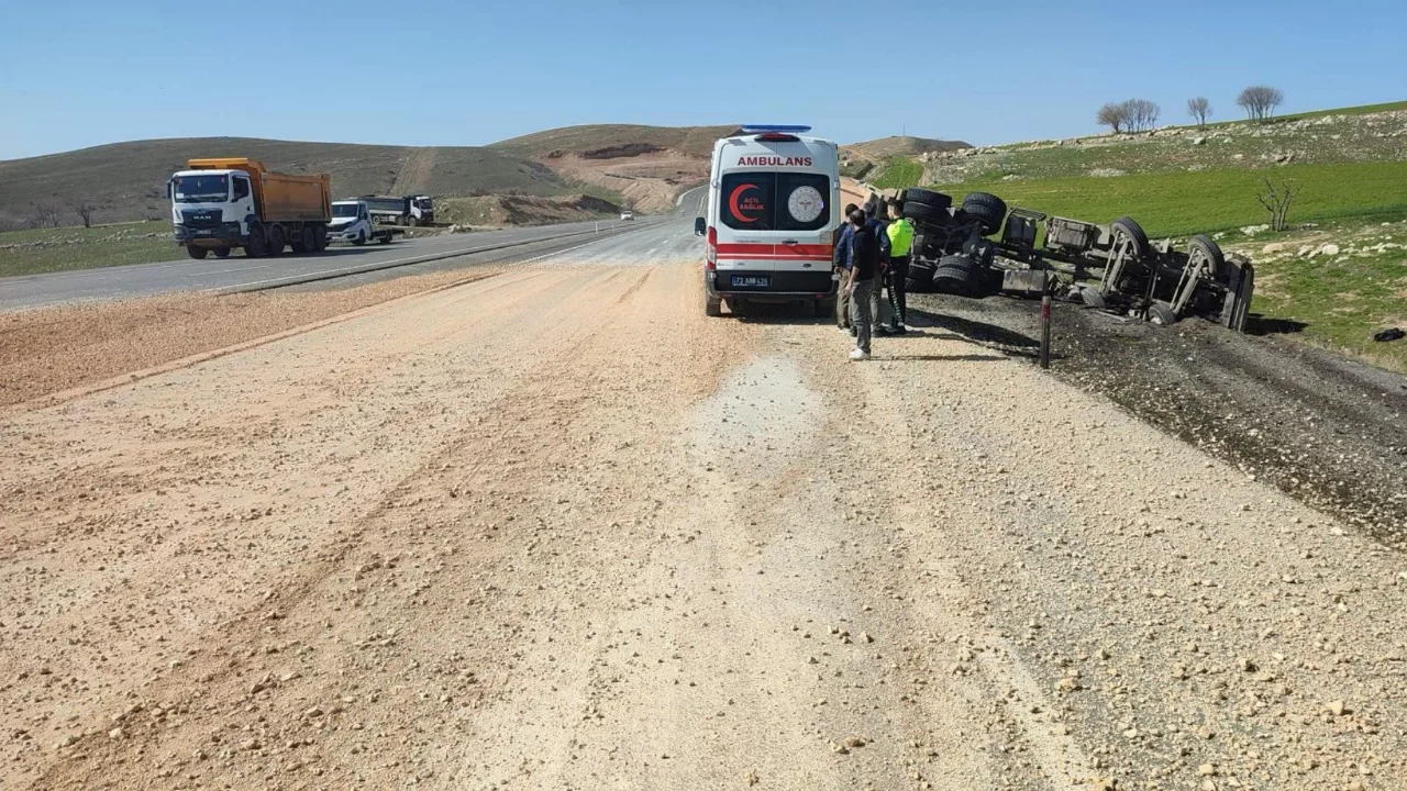 Şırnak'ta devrilen kamyonun s&uuml;r&uuml;c&uuml;s&uuml; yaralandı