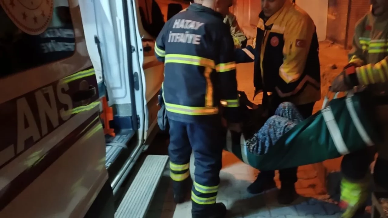 Ev yangınında dumandan etkilenen 2 kişi hastanelik oldu