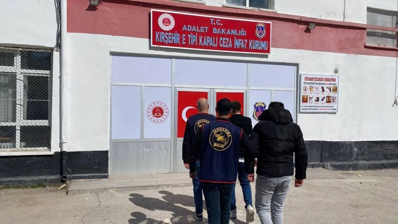 Kırşehir'de 2 firari h&uuml;k&uuml;ml&uuml; yakalandı
