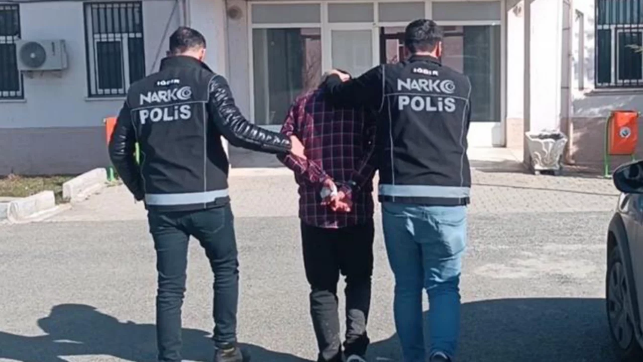 Hakkında 20 yıl hapis cezası olan şahıs İran'dan T&uuml;rkiye'ye girerken yakalandı