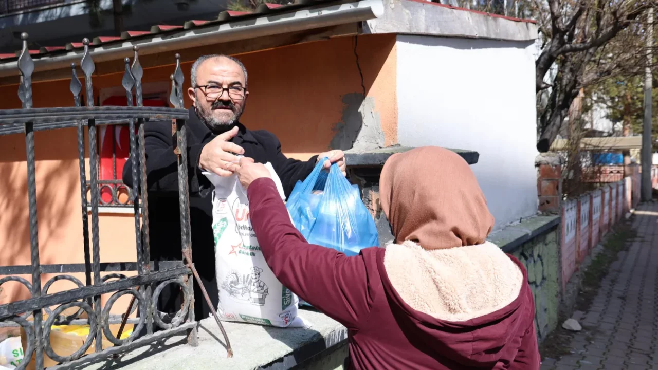 Her şey &uuml;cretsiz! Bu bakkalda para değil, sadece dua ge&ccedil;iyor