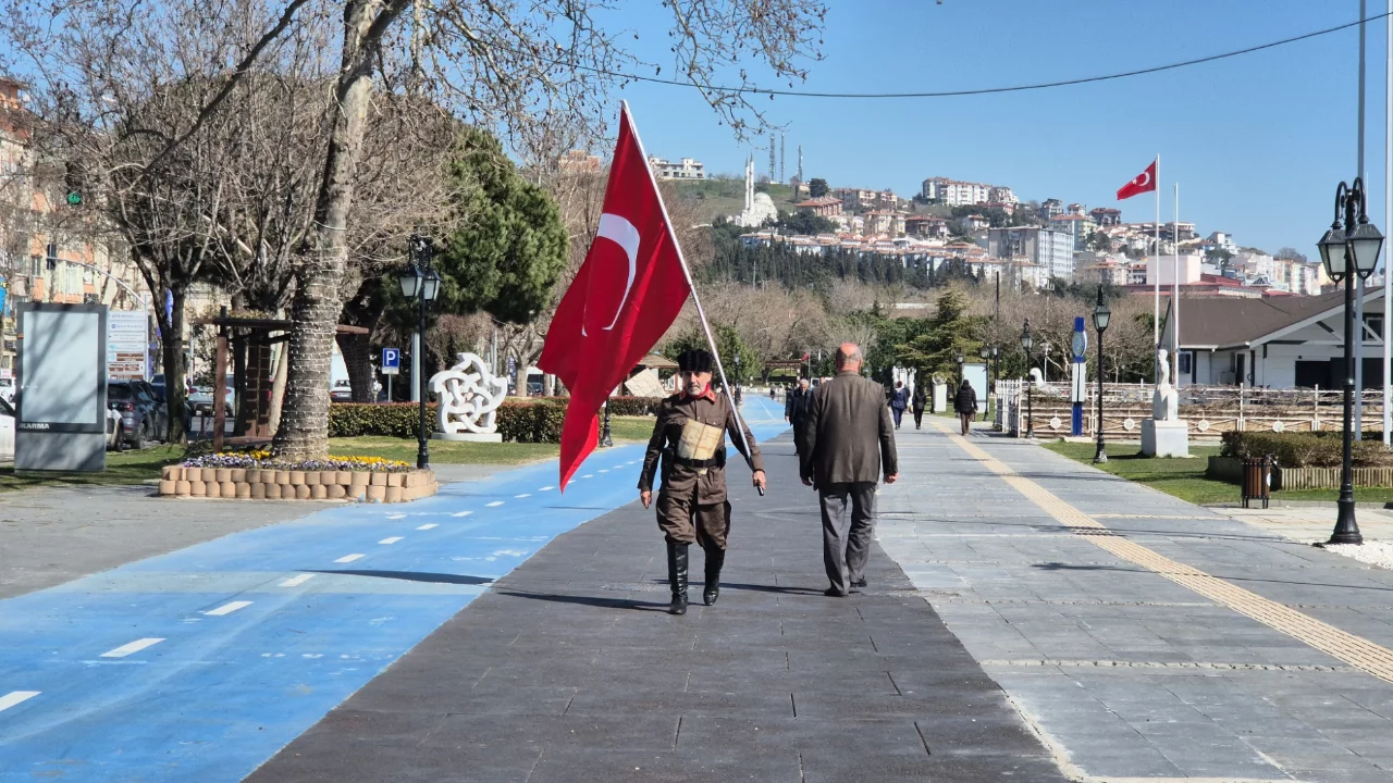 Askeri kıyafeti ve elinde T&uuml;rk bayrağıyla İstanbul'dan &Ccedil;anakkale'ye y&uuml;r&uuml;yor