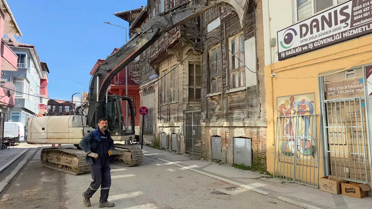 Kabloları kurtarmak isterken canını hi&ccedil;e saydı