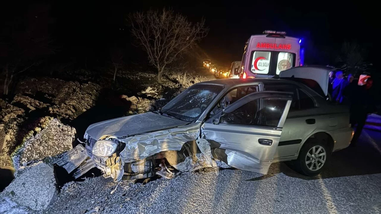 Minib&uuml;s ile otomobil &ccedil;arpıştı: 1 yaralı