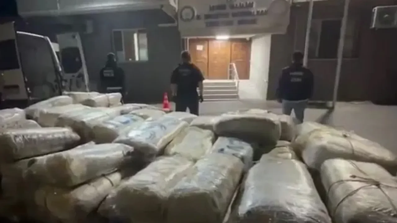 İzmir'de 1 tondan fazla uyuşturucu ele ge&ccedil;irildi
