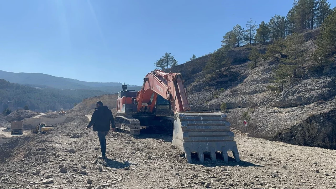 Kastamonu'da iş makinesinin 700 litre yakıtı ve elektronik par&ccedil;alarını &ccedil;aldılar