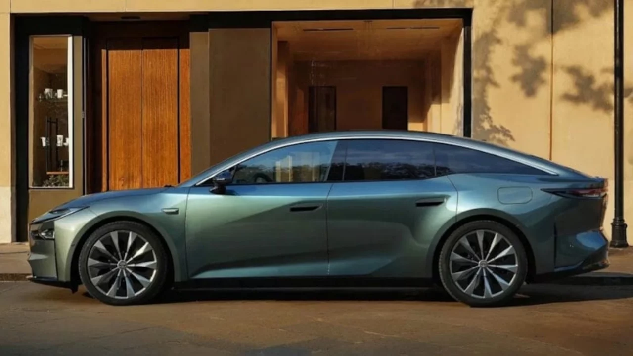 Tesla Model S rakibi Toyota bZ7 Çin'de satışa çıktı