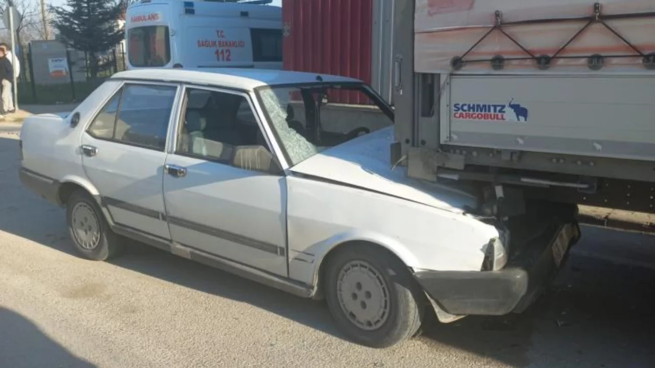 Bursa'da korkutan kaza! Kontrolden çıkıp tırın altına girdi...