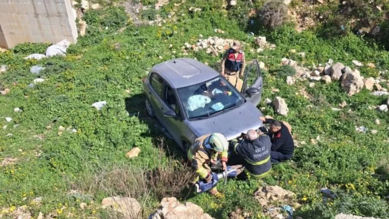 Hatay'da u&ccedil;urumdan yuvarlanan otomobil s&uuml;r&uuml;c&uuml;s&uuml; yaralandı