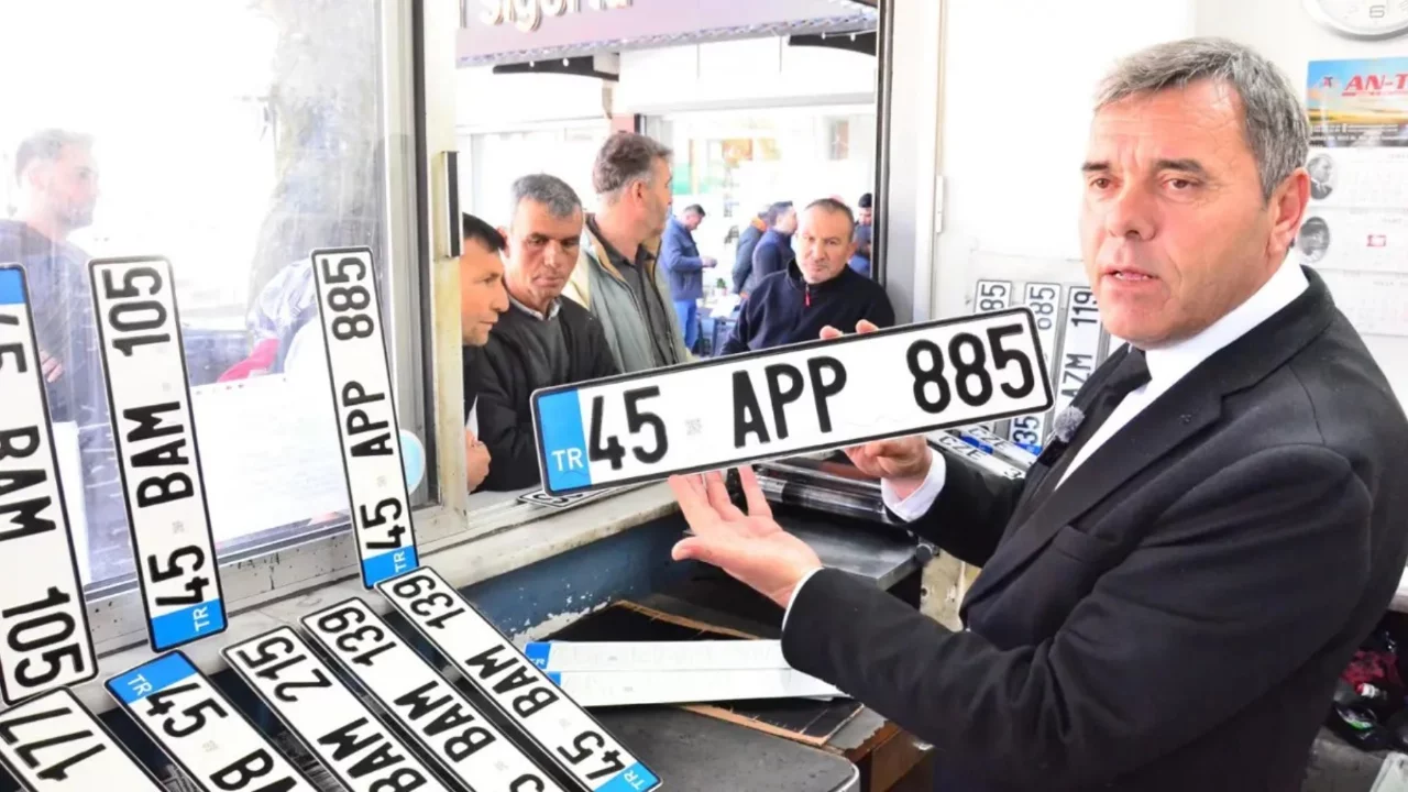 Vatandaş yanlış anladı, APP yazan plakaları iade etti...