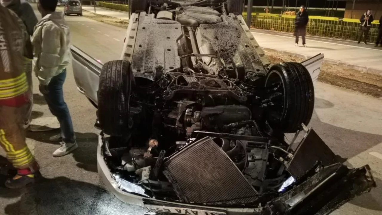 Motosiklete &ccedil;arpan otomobil takla attı! 2 kişi yaralı