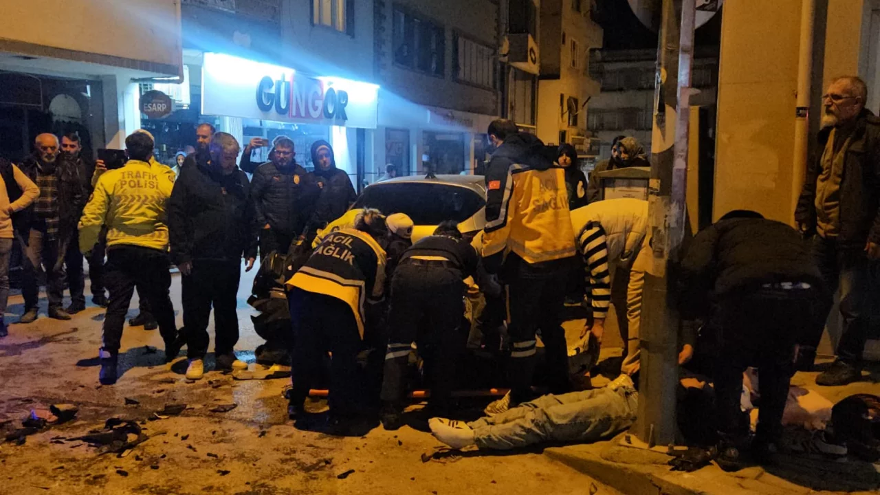 Bursa'da gece saatlerinde korkutan kaza! Motosikletteki iki genç savruldu...