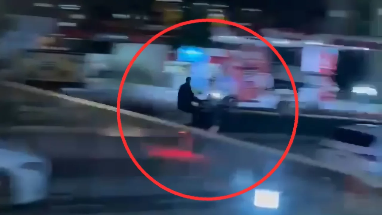 Motosikleti &ouml;n tekerini kaldırarak kullanan s&uuml;r&uuml;c&uuml;ye 21 bin 694 lira ceza