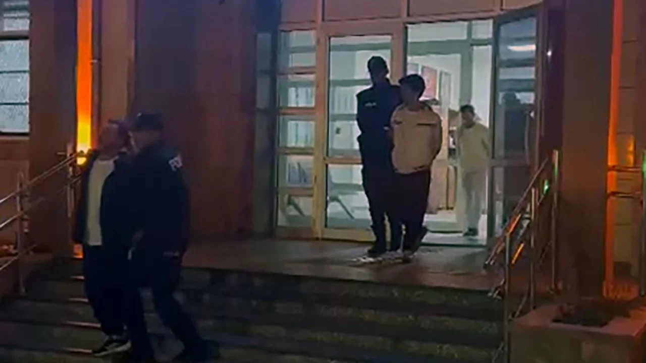 Firari h&uuml;k&uuml;ml&uuml; baba ile 2 oğlu, yangın merdiveninde yakalandı
