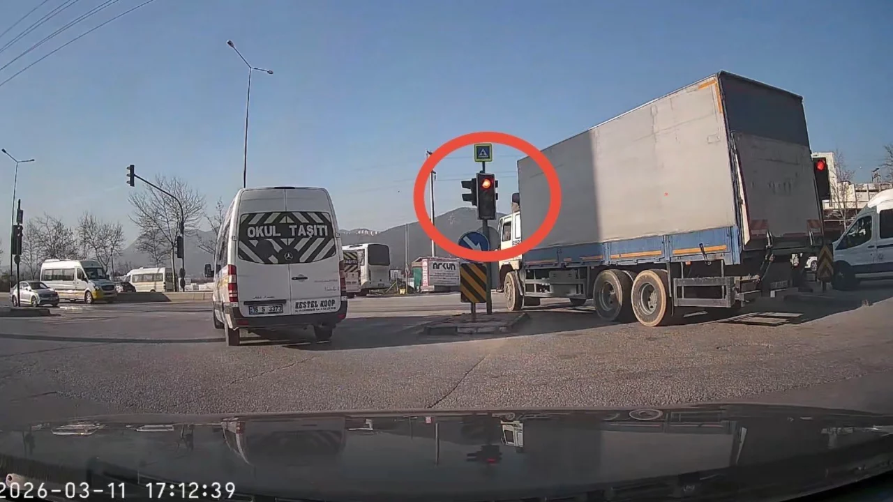 Bursa'da göz göre göre kırmızıda geçtiler