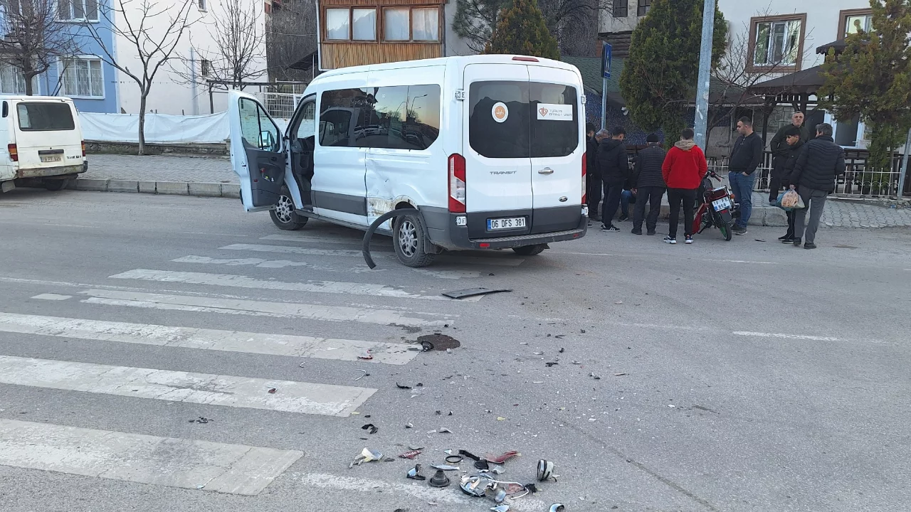 &Ccedil;orum'da minib&uuml;s ile motosiklet &ccedil;arpıştı: 1 yaralı