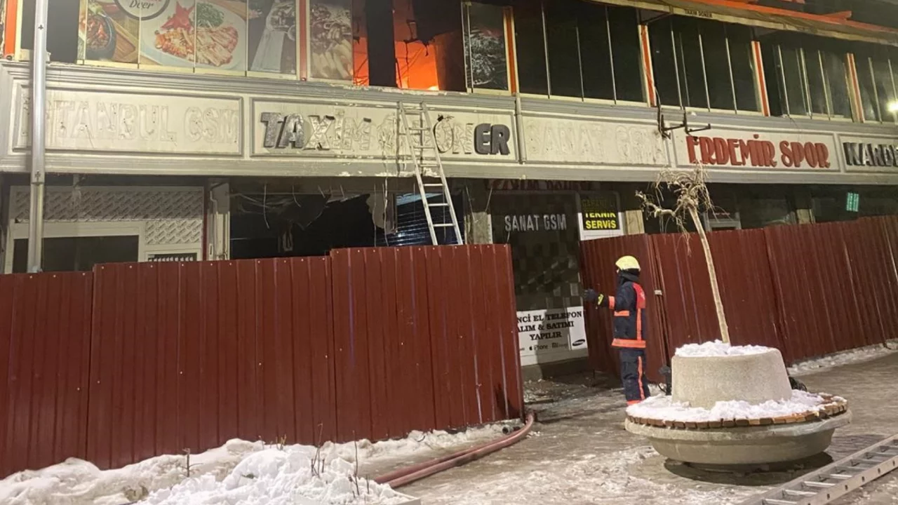 D&ouml;nerci d&uuml;kkanında korkutan yangın