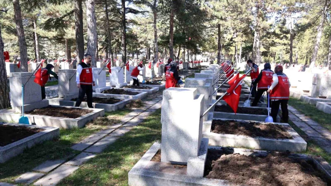 Eskişehir'de şehitliklerde temizlik &ccedil;alışması