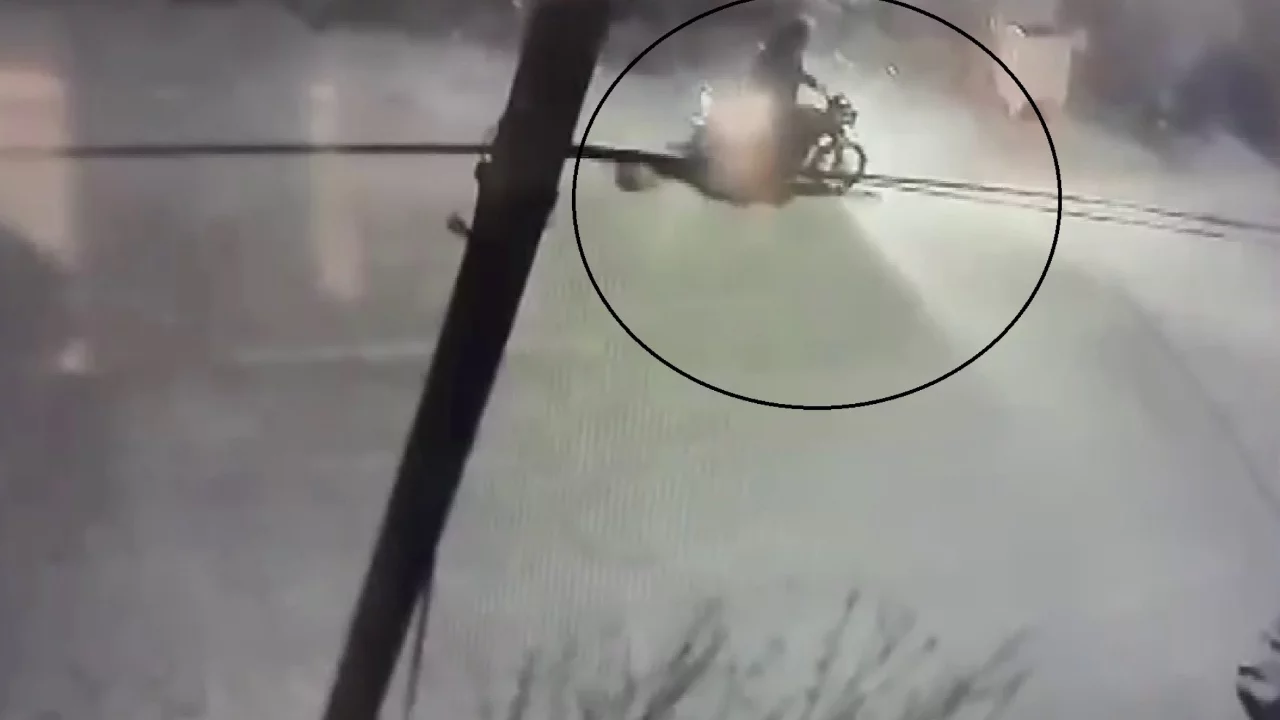 Motosikletle gelip, bor&ccedil;lusunun evine kurşun yağdırdı