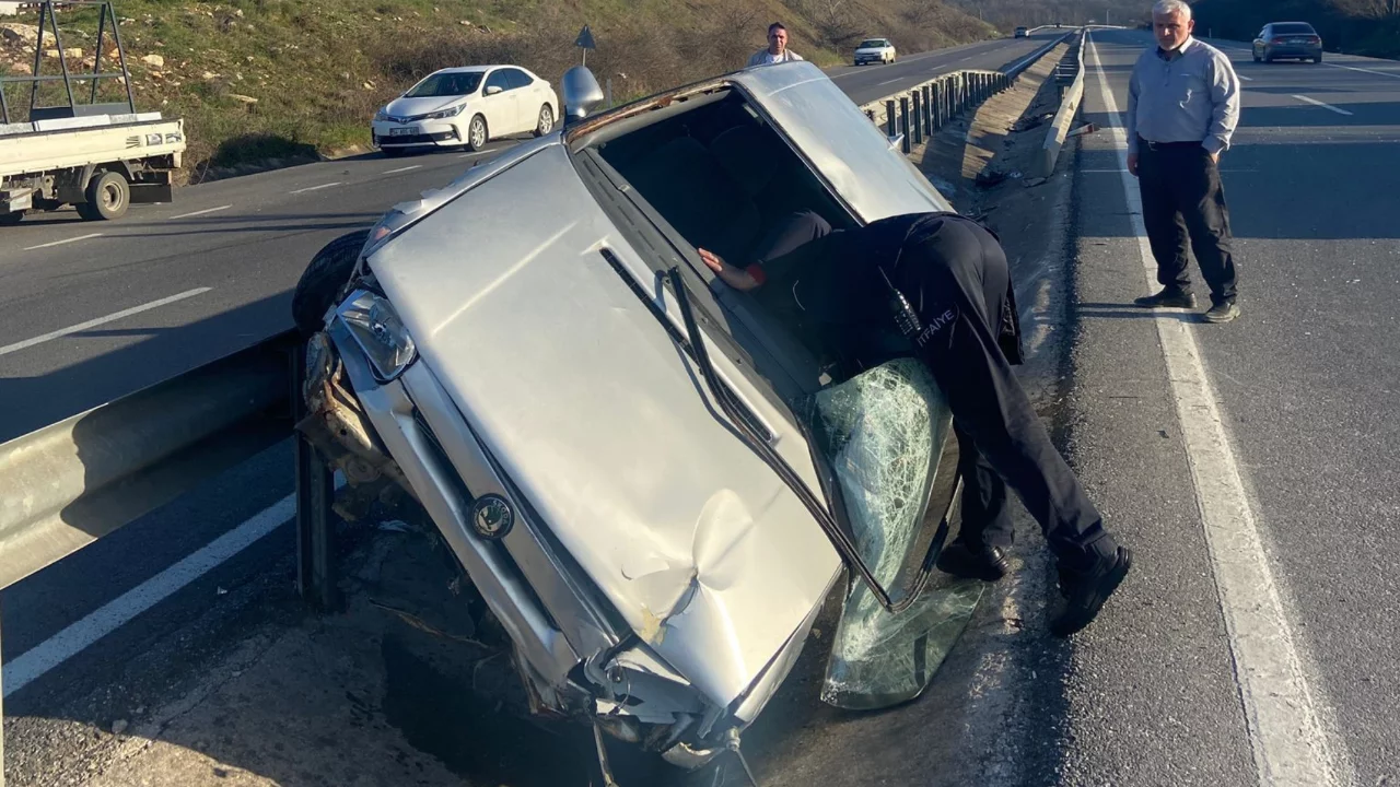 Kontrolden &ccedil;ıkan otomobildeki 2 kişi yaralandı