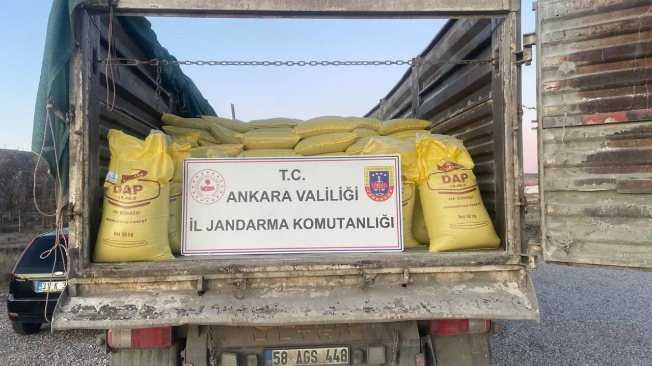 Ankara'da 30 ton sahte g&uuml;bre ele ge&ccedil;irildi: 3 g&ouml;zaltı